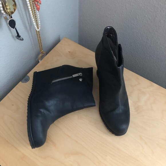 Reaction Kenneth Cole Black Ankle Boots size 9M - Picture 1 of 5